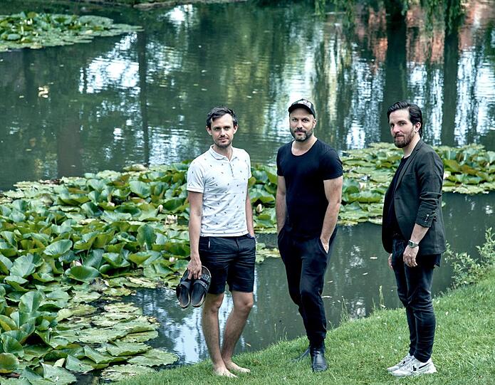 Manuel Braun (Video), Tobias Kratzer (Regie) und Rainer Sellmeier (Bühne, v. l.) am Teich im Park des Festspielhauses.
