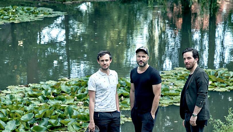 Manuel Braun (Video), Tobias Kratzer (Regie) und Rainer Sellmeier (Bühne, v. l.) am Teich im Park des Festspielhauses. Manuel Braun (Video), Tobias Kratzer (Regie) und Rainer Sellmeier (Bühne, v. l.) am Teich im Park des Festspielhauses.
