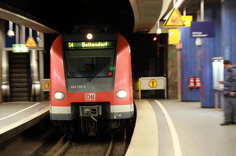 Mit der S3 waren die Täter Samstagnacht unterwegs. Beim Aussteigen am Stachus legen sie sich mit anderen Fahrgästen an. (Symbolbild)
