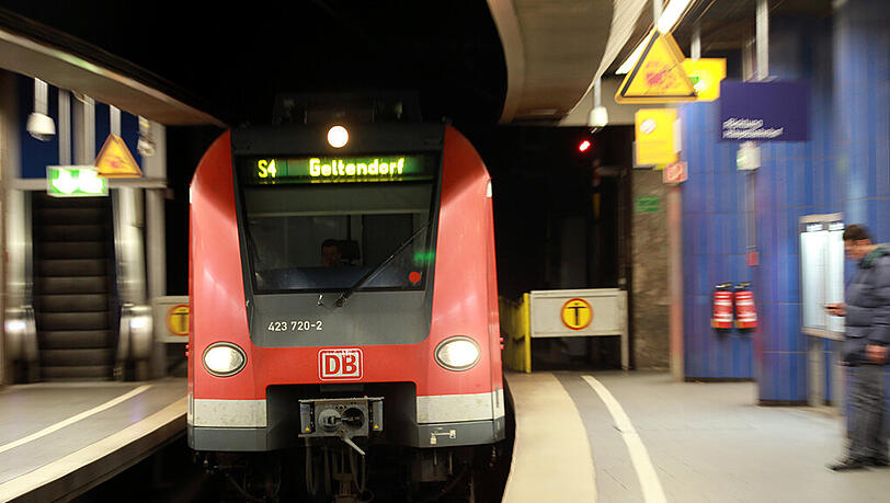 Mit der S3 waren die Täter Samstagnacht unterwegs. Beim Aussteigen am Stachus legen sie sich mit anderen Fahrgästen an. (Symbolbild) Mit der S3 waren die Täter Samstagnacht unterwegs. Beim Aussteigen am Stachus legen sie sich mit anderen Fahrgästen an. (Symbolbild)