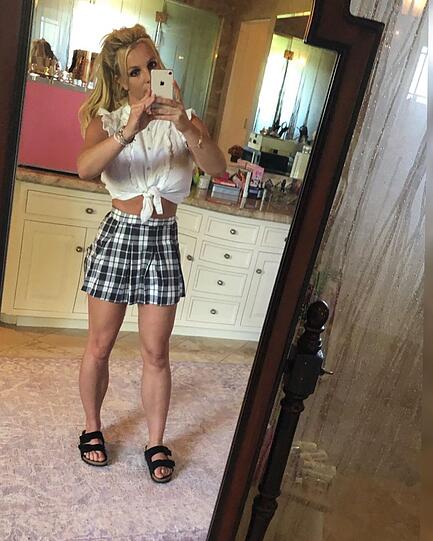 Britney Spears schummelt sich in der Mitte schmaler. Woran man's erkennt? Die Schubladen im Hintergrund sind verzogen und wölben sich nach oben.
