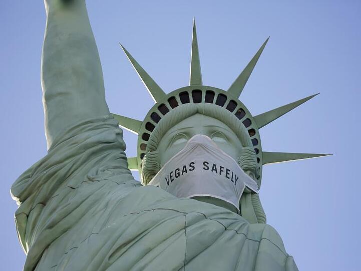 Eine riesige Maske ziert das Gesicht der Freiheitsstatue-Nachbildung in Las Vegas.