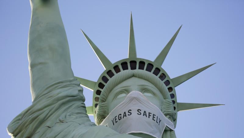 Eine riesige Maske ziert das Gesicht der Freiheitsstatue-Nachbildung in Las Vegas. Eine riesige Maske ziert das Gesicht der Freiheitsstatue-Nachbildung in Las Vegas.