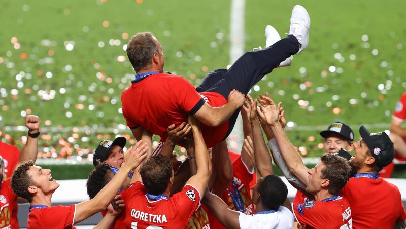 Die Spieler werfen Cheftrainer Hansi Flick in die Luft. Foto: Julian Finney/Getty Images via UEFA/dpa Die Spieler werfen Cheftrainer Hansi Flick in die Luft. Foto: Julian Finney/Getty Images via UEFA/dpa