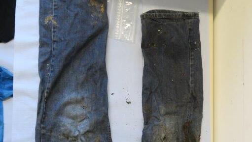 Diese Kleidungsstücke fand die Polizei auf dem Waldweg. Diese Kleidungsstücke fand die Polizei auf dem Waldweg.