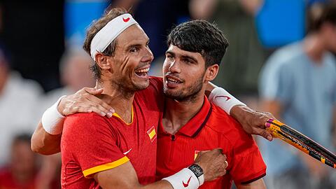 Bei den Olympischen Spielen verpassten Rafael Nadal (l) und Carlos Alcaraz eine Medaille.