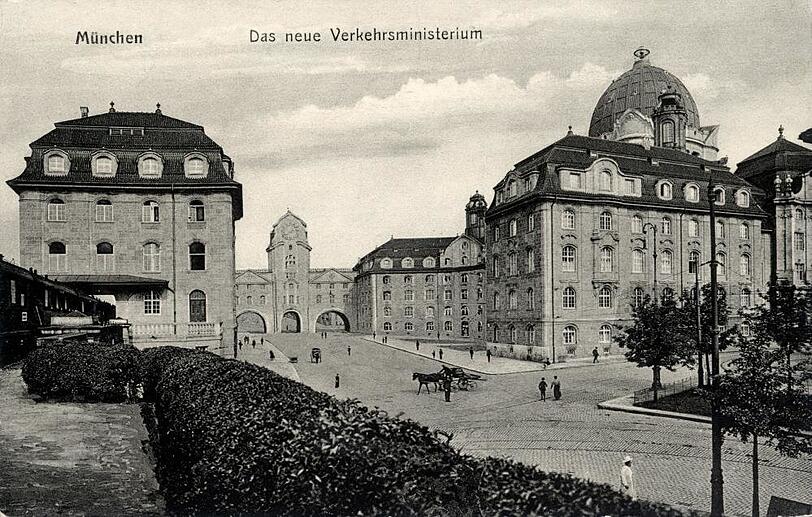 Eine Postkartenansicht des damals neuen Verkehrsministeriums an der Arnulfstraße, 1912. Der Gebäudeteil links steht noch heute.
