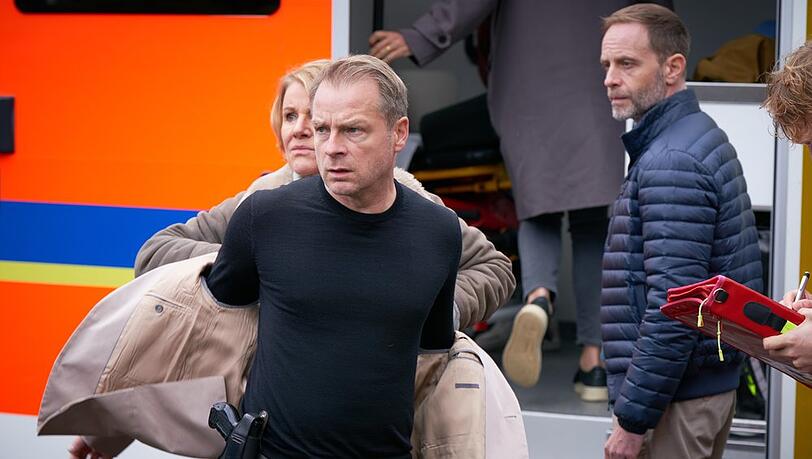 "Marie Brand und die falsche Wahrheit": Marie Brand (Mariele Millowitsch) und Jürgen Simmel (Hinnerk Schönemann, M.) am Tatort.