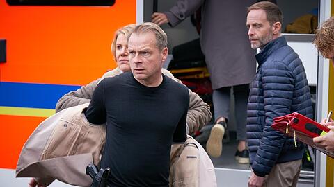 "Marie Brand und die falsche Wahrheit": Marie Brand (Mariele Millowitsch) und Jürgen Simmel (Hinnerk Schönemann, M.) am Tatort.