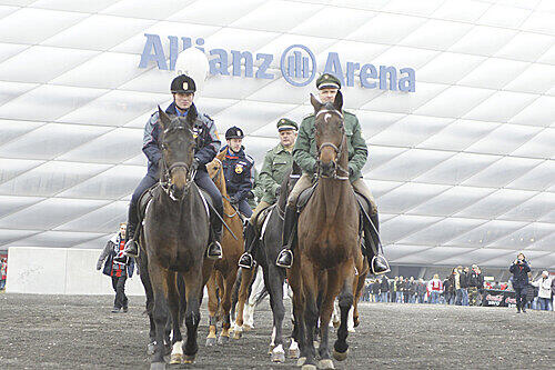 Berittene Polzei an der Allianz Arena.