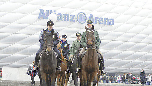 Berittene Polzei an der Allianz Arena.