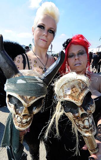 Auf Totenkopf-Springpferdchen geht es über das Festivalgelände. Ein interessantes Fortbewegungsmittel.