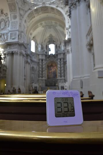 Ich brauche Schatten. Dringend. &bdquo;Wenn Du eine Abkühlung willst, dann geh&rsquo; in eine alte Kirche! Die sind immer kühl&ldquo;, hat mir ein AZ-Kollege am Morgen gesagt.
Stimmt nur leider nicht. Ich sitze in der Theatinerkirche und stelle fest: Es ist stickig. 33 Grad warm. Die Mittagssonne hat sich selbst durch die meterdicken Wände des über 300 Jahre alten Gebäudes gefressen.