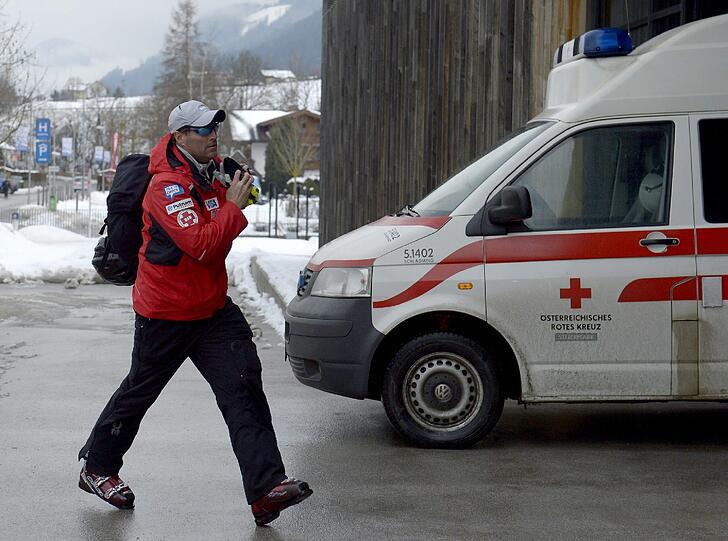 Auf dem schnellsten Weg wird die verletzte Skifahrerin ins Krankenhaus in Schladming gebracht.