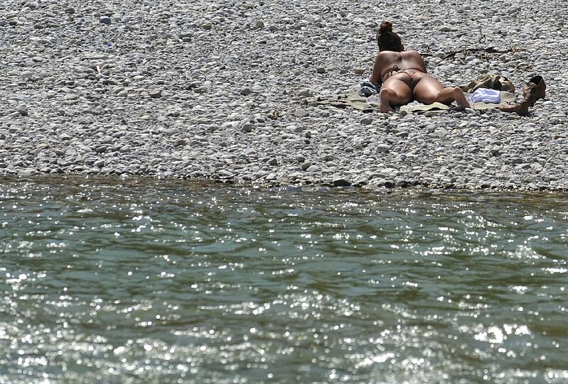 Auch ein perfekter Platz zum Faulenzen in der Sonne: Das Ufer der Isar. Letzten Frühling war dort an vielen Stellen Betrieb wie im Hochsommer.