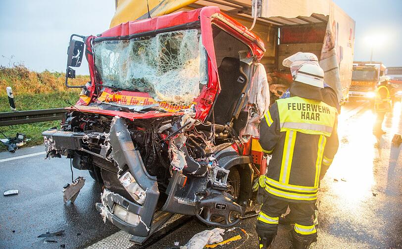Lkw-Unfall auf der Autobahn A99 bei Haar nahe der Raststätte Vaterstetten: Der LKW war nach Polizeiangaben zuvor auf einen langsamer fahrenden Sattelzug aufgefahren.