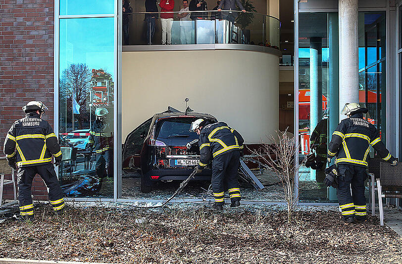 Das Auto krachte in die Glasscheibe einer Hamburger Klinik. Neun Personen wurden verletzt.