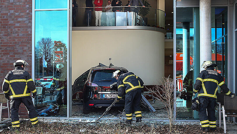 Das Auto krachte in die Glasscheibe einer Hamburger Klinik. Neun Personen wurden verletzt. Das Auto krachte in die Glasscheibe einer Hamburger Klinik. Neun Personen wurden verletzt.