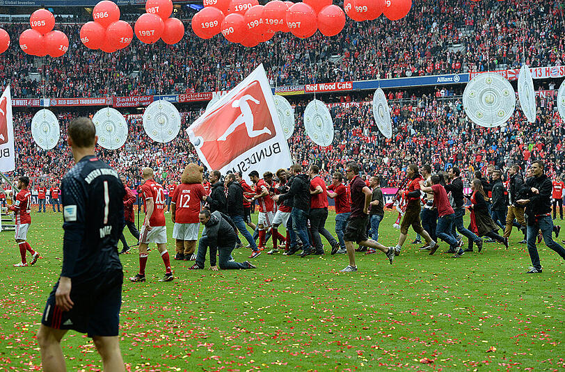 Bayern-Fans stürmen während der Meisterfeier den Rasen. Wie gefährlich war diese Aktion für die Spieler?