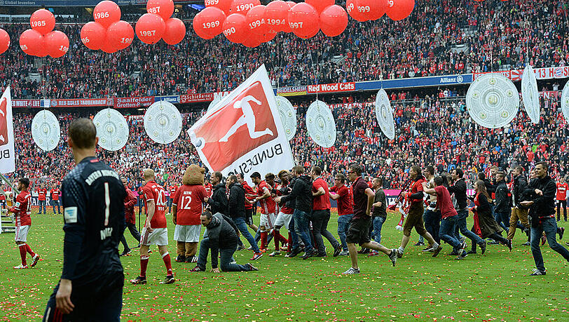 Bayern-Fans stürmen während der Meisterfeier den Rasen. Wie gefährlich war diese Aktion für die Spieler? Bayern-Fans stürmen während der Meisterfeier den Rasen. Wie gefährlich war diese Aktion für die Spieler?