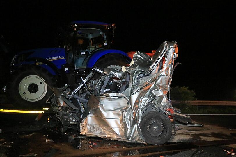 Es grenzt an ein Wunder, dass der Fahrer des Transporters diesen Unfall überlebt hat.