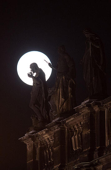 Der Supermond, hier fotografiert in Dresden.
