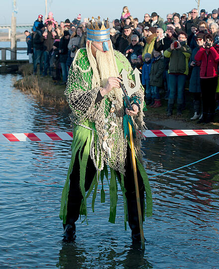 Neujahrsschwimmer im Wangermeer bei Hohenkirchen (Niedersachsen).