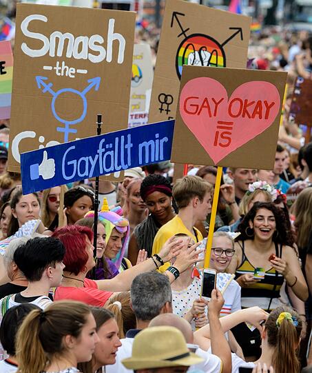 Über 130 Gruppen und mehrere Tausend Menschen nahmen heuer an der CSD-Parade durch die Münchner Innenstadt teil - wir haben die Bilder.