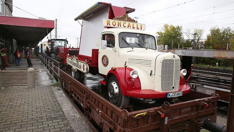 In den 50 Bahnwagen des bunten Roncalli-Sonderzugs ist alles, was die Zirkuskünstler und -mitarbeiter brauchen. In den 50 Bahnwagen des bunten Roncalli-Sonderzugs ist alles, was die Zirkuskünstler und -mitarbeiter brauchen.