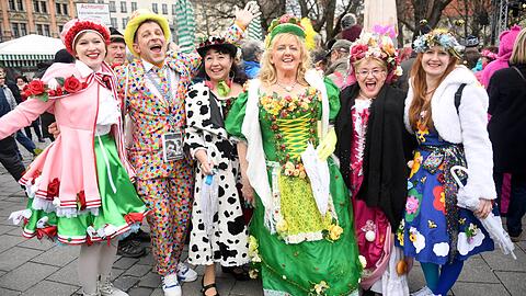 Christl Lang (4.v.l), Leiterin der Marktfrauen, kommt mit ihren Marktfrauen am Faschingsdienstag vor dem Tanz der Marktweiber auf den Viktualienmarkt.
