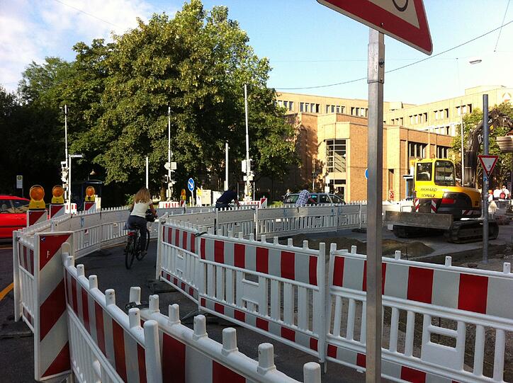 ... und vor der Agentur für Arbeit um die Kurve...