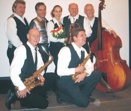 East West Swing Sextett spielt im Viertel.