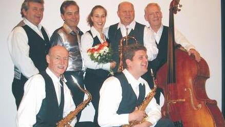 East West Swing Sextett spielt im Viertel. East West Swing Sextett spielt im Viertel.