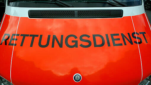 Der 19-Jährige attackierte die Rettungssanitäter und verletzte einen am Kopf. (Symbolbild)