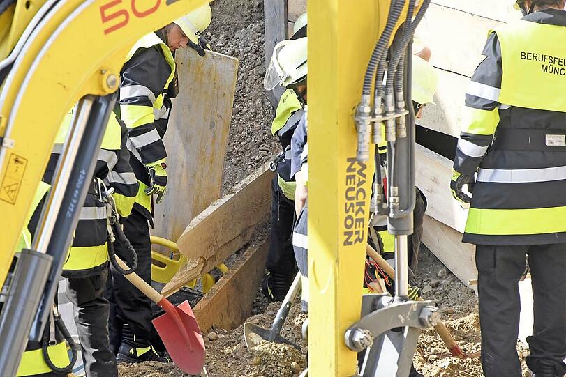 Rund zwei Dutzend Rettungskräfte halfen zusammen, um den Bauarbeiter aus der Baugrube zu befreien - die Bilder der dramatischen Rettung am Donnerstag.