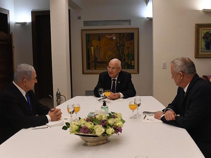 Staatspräsident Reuven Rivlin (M) mit Benjamin Netanjahu (l) und Benny Gantz.