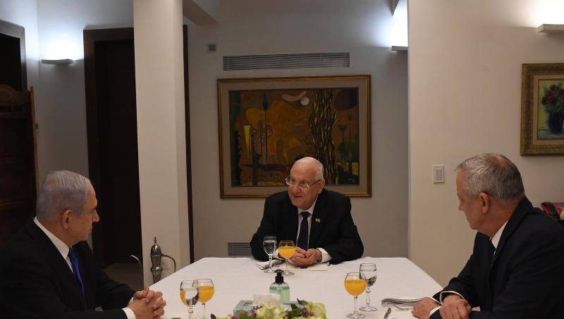 Staatspräsident Reuven Rivlin (M) mit Benjamin Netanjahu (l) und Benny Gantz. Staatspräsident Reuven Rivlin (M) mit Benjamin Netanjahu (l) und Benny Gantz.