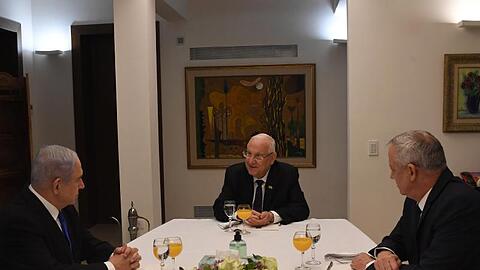Staatspräsident Reuven Rivlin (M) mit Benjamin Netanjahu (l) und Benny Gantz.