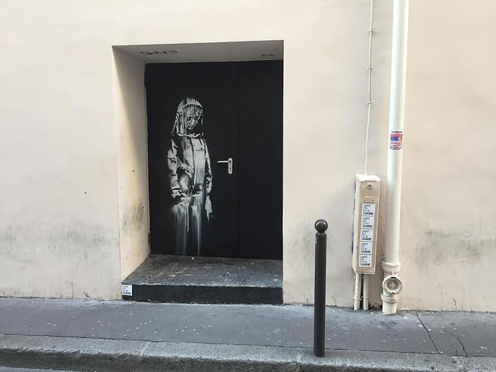 Auf einer Tür beim Pariser Musikclub "Bataclan" ist ein Wandbild zu sehen, das dem britischen Street-Art-Künstler Banksy zugerechnet wird.
