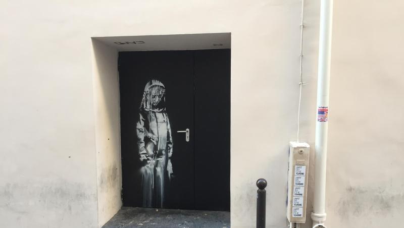 Auf einer Tür beim Pariser Musikclub "Bataclan" ist ein Wandbild zu sehen, das dem britischen Street-Art-Künstler Banksy zugerechnet wird. Auf einer Tür beim Pariser Musikclub "Bataclan" ist ein Wandbild zu sehen, das dem britischen Street-Art-Künstler Banksy zugerechnet wird.