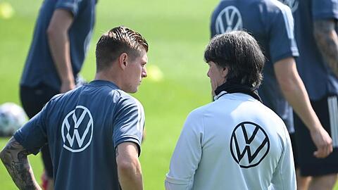 Joachim Löw (r) schätzt die Meinung von Toni Kroos.