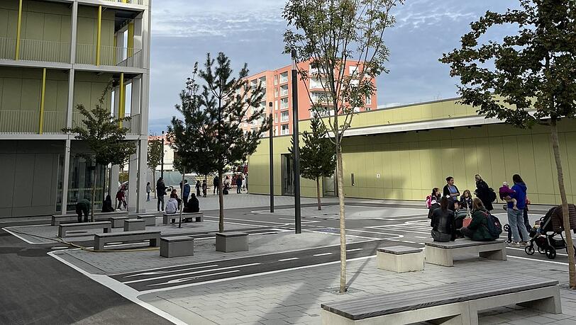 Dass es an der neuen Schule an der Hermine-von-Parish-Straße der Garten fehlt, kritisiert die CSU. Dass es an der neuen Schule an der Hermine-von-Parish-Straße der Garten fehlt, kritisiert die CSU.
