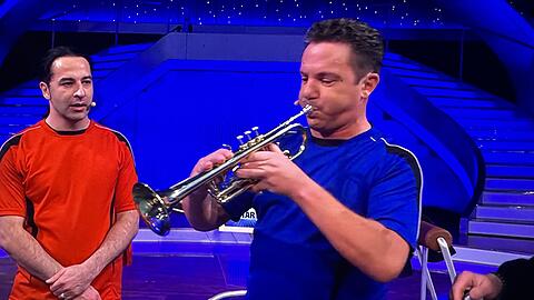 Aus der Trompete bekommt Stefan Mross bei "Schlag den Star" keinen Ton heraus.