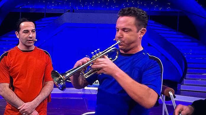 Aus der Trompete bekommt Stefan Mross bei "Schlag den Star" keinen Ton heraus.