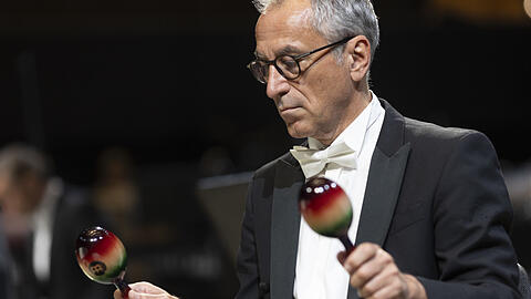 Der Schlagzeuger Guido Marggrander mit Maracas, auch „Rumbakugeln“ genannt. Die Kugeln sind hohl und mit Schrot oder Steinchen gefüllt, die das charakteristische Rasseln erzeugen.