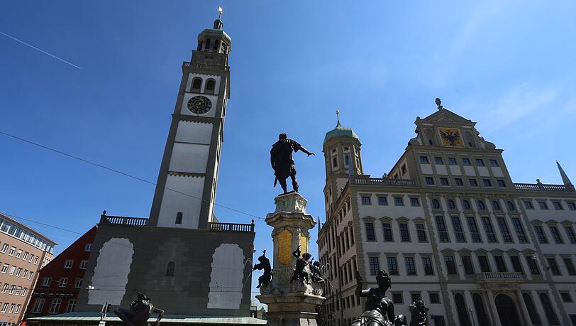 Der Perlachturm vor der derzeit laufenden Generalsanierung. Bis der Turm wieder so zu sehen sein wird, wird es mindestens noch zwei Jahre dauern. (Archivbild) Der Perlachturm vor der derzeit laufenden Generalsanierung. Bis der Turm wieder so zu sehen sein wird, wird es mindestens noch zwei Jahre dauern. (Archivbild)