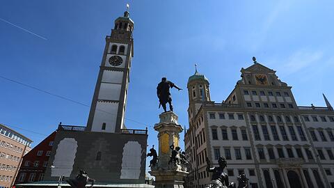 Der Perlachturm vor der derzeit laufenden Generalsanierung. Bis der Turm wieder so zu sehen sein wird, wird es mindestens noch zwei Jahre dauern. (Archivbild)