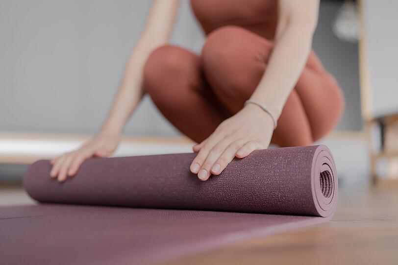 Detox-Yoga spricht sowohl den Körper als auch den Geist an. Mit gezielten Atemübungen und Bewegungen werden Verdauung, Durchblutung und Lymphfluss angeregt. So werden Schadstoffe aus dem Körper ausgeleitet. Zugleich bedeuten die Detox-Übungen eine Auszeit für den Geist, wodurch dieser geklärt wird. Wir stellen Ihnen Yoga-Übungen vor, die entgiftend wirken. Detox-Yoga spricht sowohl den Körper als auch den Geist an. Mit gezielten Atemübungen und Bewegungen werden Verdauung, Durchblutung und Lymphfluss angeregt. So werden Schadstoffe aus dem Körper ausgeleitet. Zugleich bedeuten die Detox-Übungen eine Auszeit für den Geist, wodurch dieser geklärt wird. Wir stellen Ihnen Yoga-Übungen vor, die entgiftend wirken.