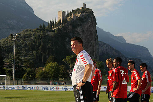 FcBayern: Training unter den Kletterfelsen von Arco