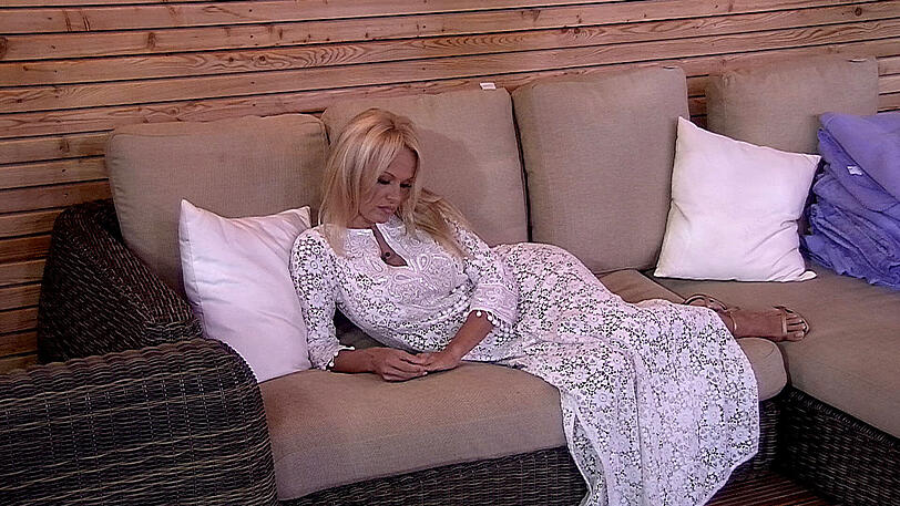 Hier räkelt sich Pamela Anderson in der Chillout-Lounge und wartet auf ihre neuen Mitbewohner.